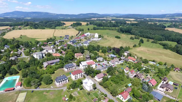 Vlastibořice s vodní nádrží, za obcí pole a hory