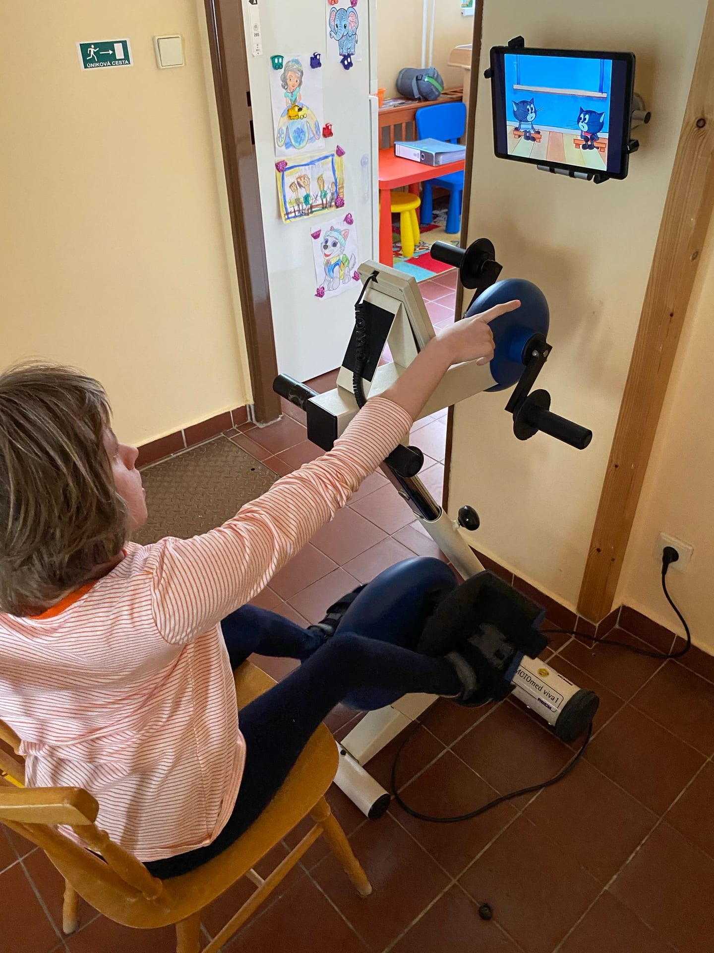 Terezka cvičí na přístroji pro procvičování rukou