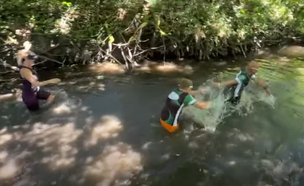Závodníci se brodí řekou Mohelkou