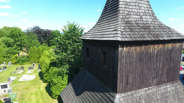 Detail šindelové střechy a dřevěného pláště zvonice
