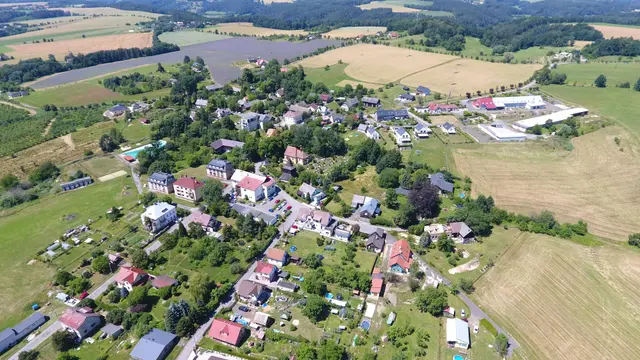 Vlastibořice shora: hlavní ulice, domy se zahradami a zemědělský areál