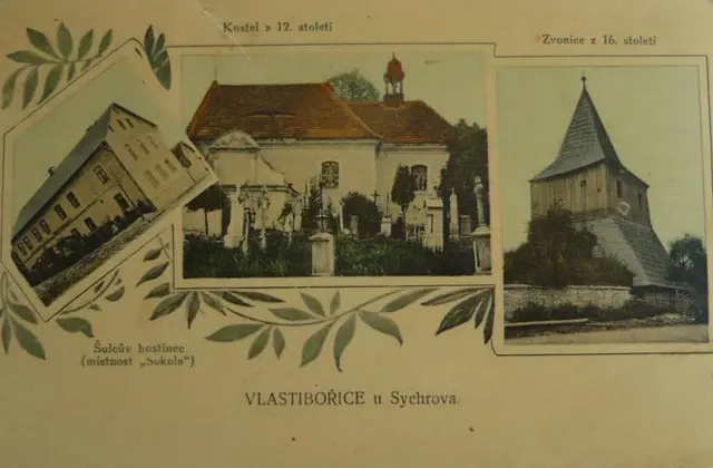 Kolorovaná pohlednice Vlastibořice u Sychrova: Šulcův hostinec, kostel z 12. století a zvonice z 16. století