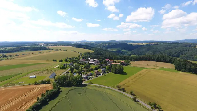 Sedlíšťka mezi poli, na obzoru kuželovitý kopec