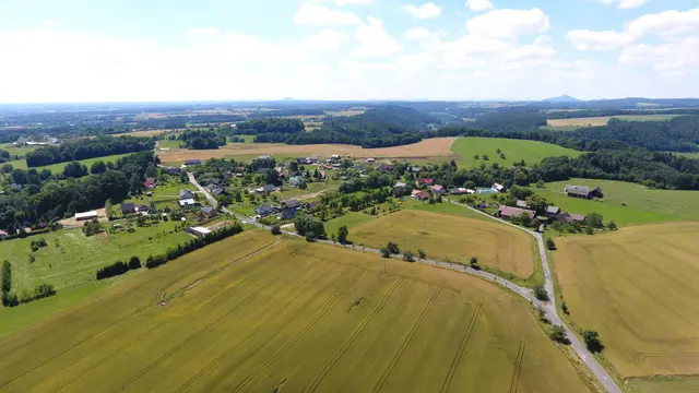 Jivina za zralými poli, zástavba podél silnice